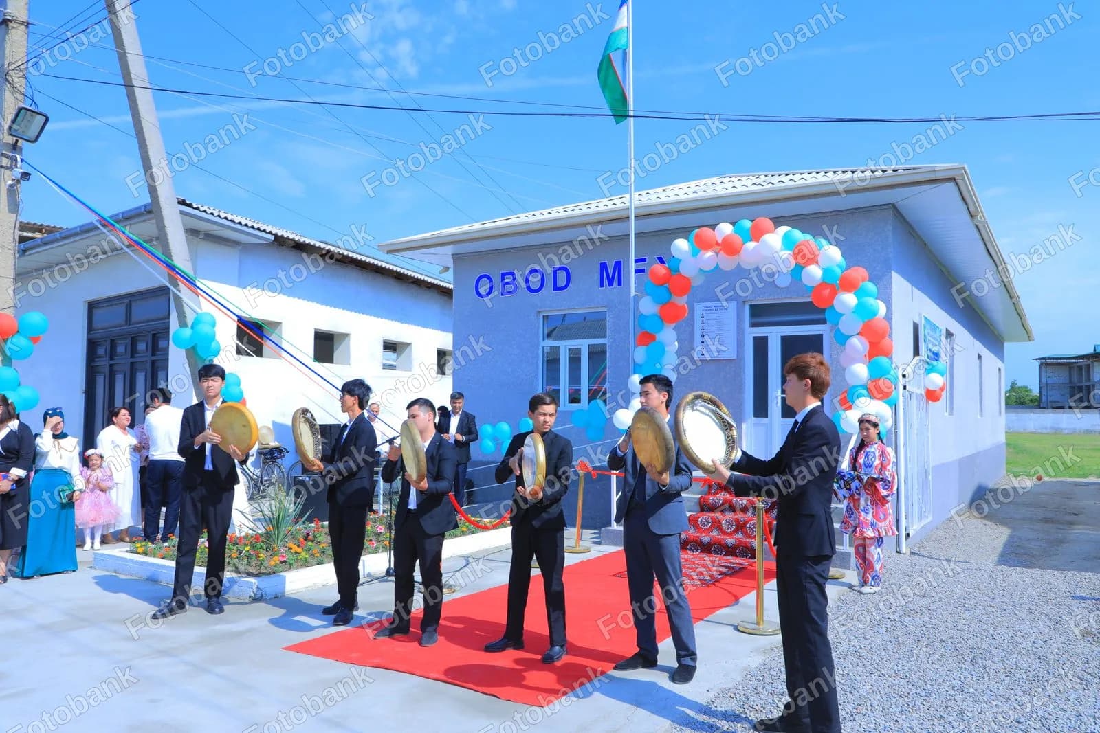 Yoshlar doira chalib ijro etishmoqda