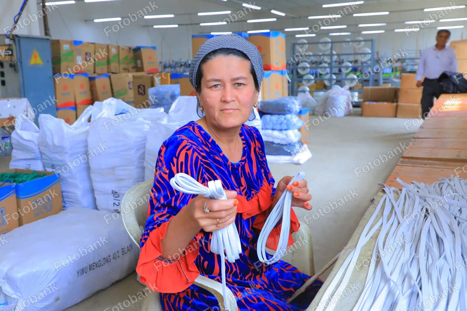 Ayol fabrikada elastik material saralamoqda