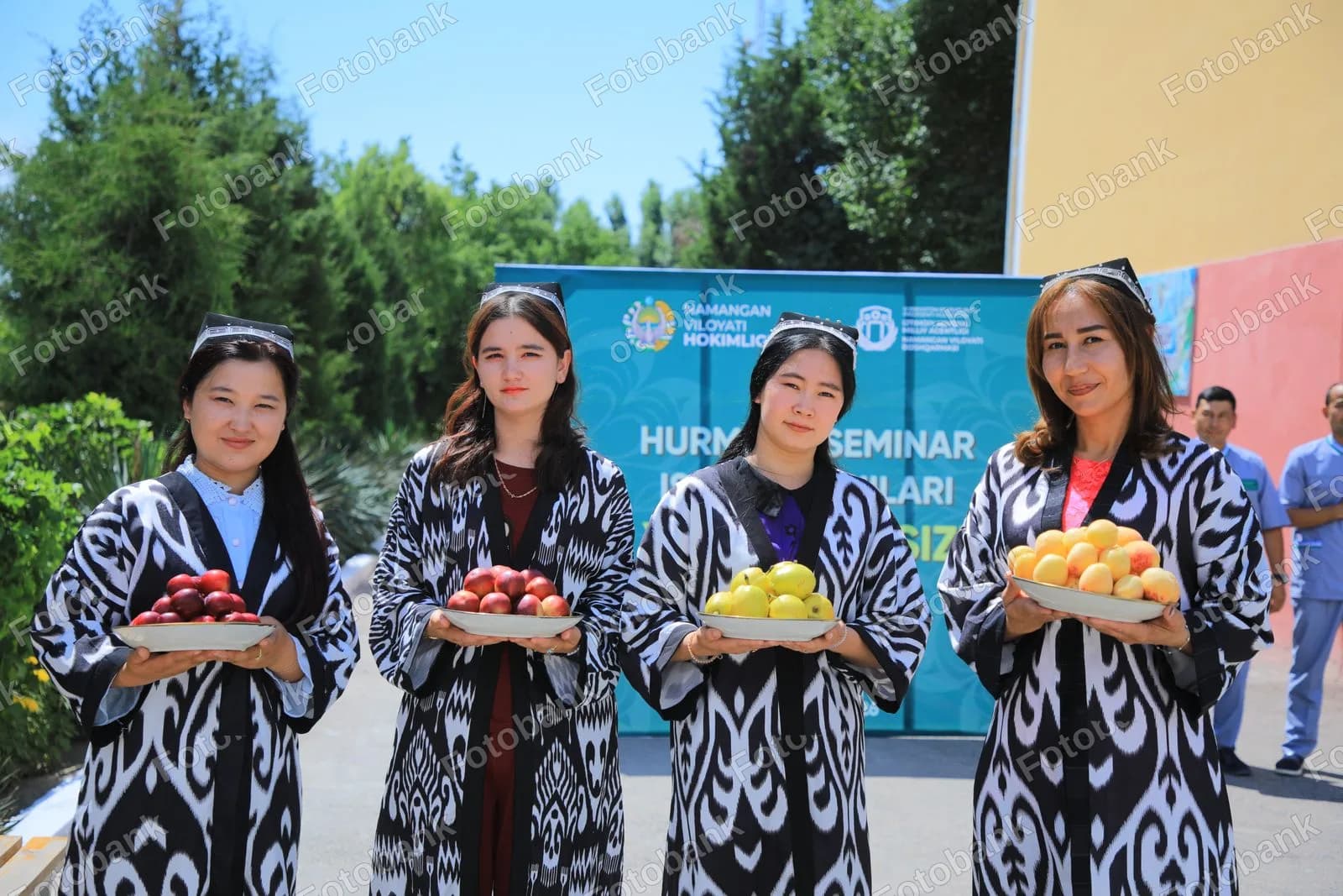 Mevali likopchalarni ushlab turgan ayollar