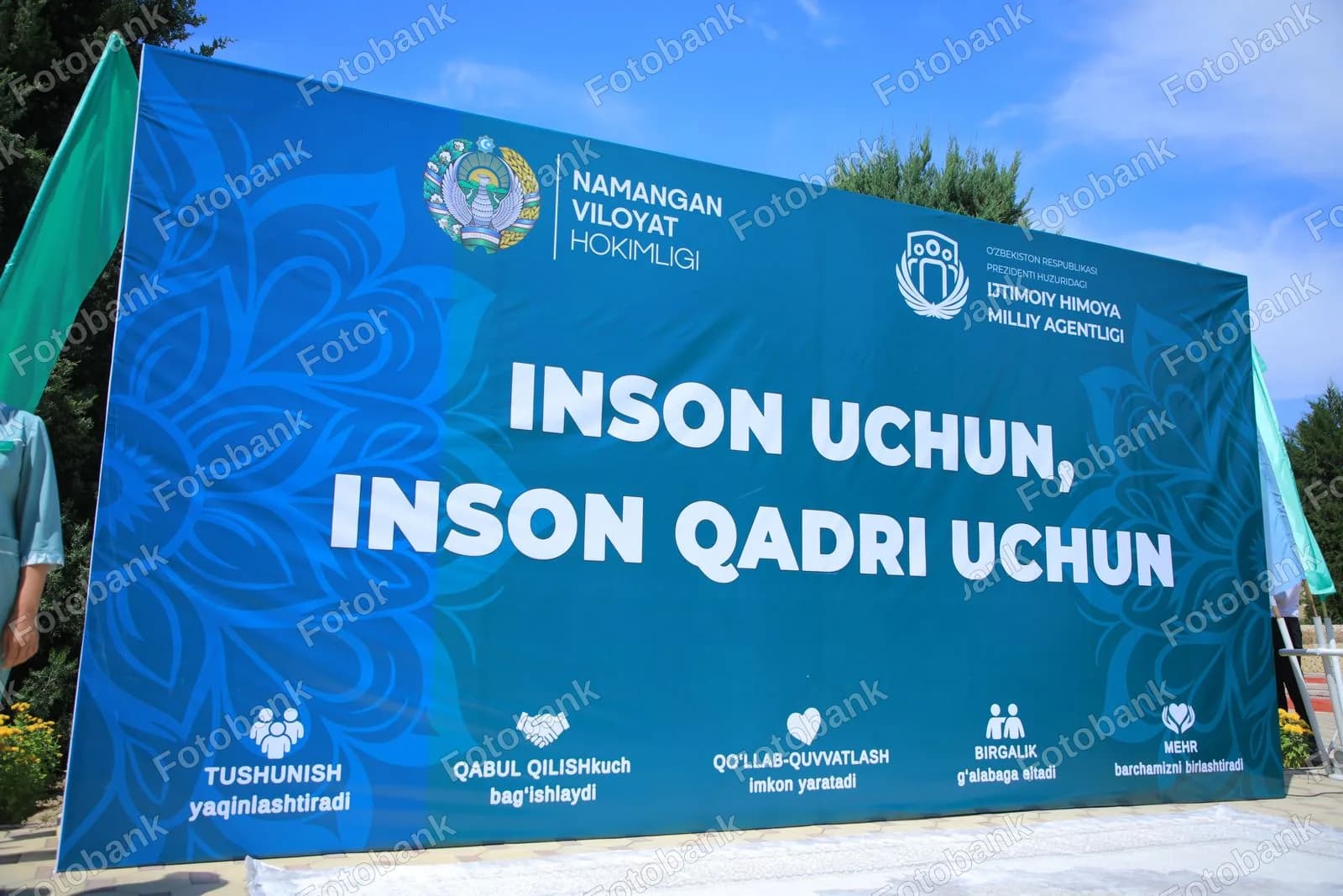 Ijtimoiy shiorlar aks etgan katta banner