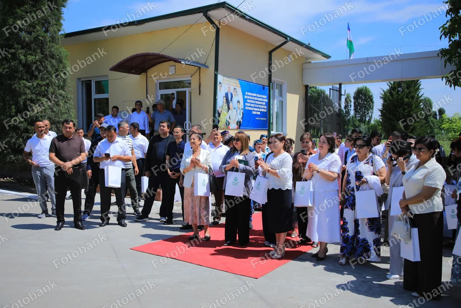 Odamlar ochiq havodagi tadbirda yigʻilmoqda