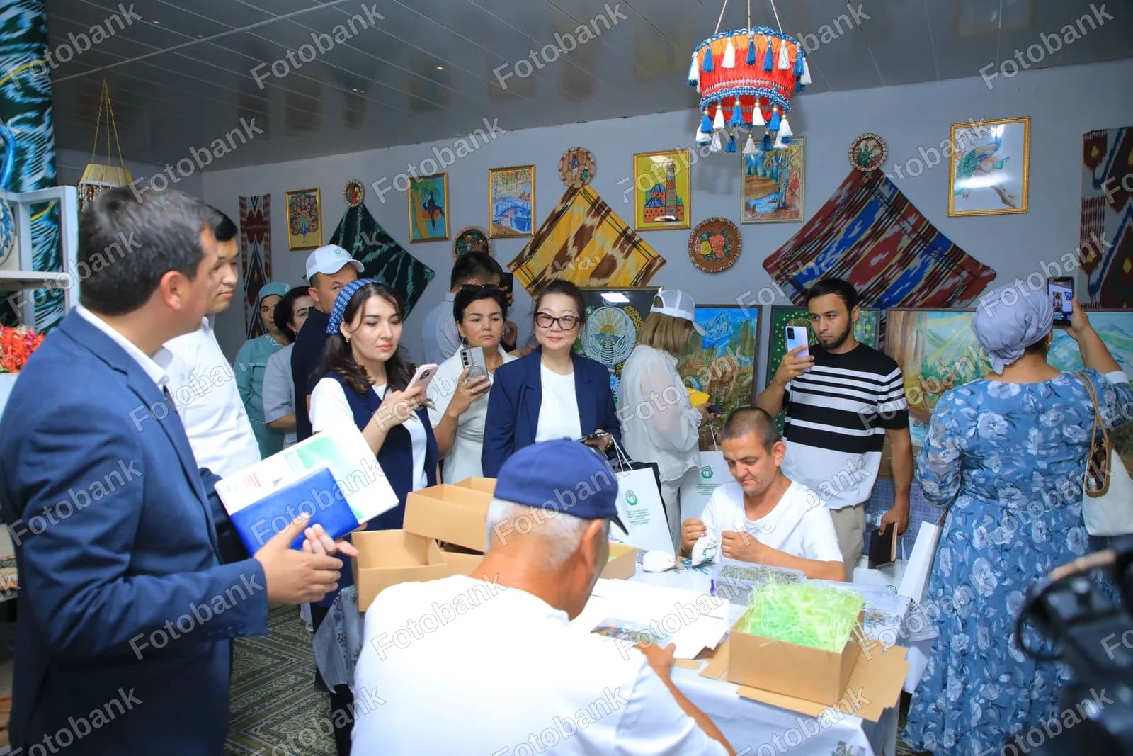 Tashrif buyuruvchilar hunarmandchilik ustaxonasini kuzatishmoqda