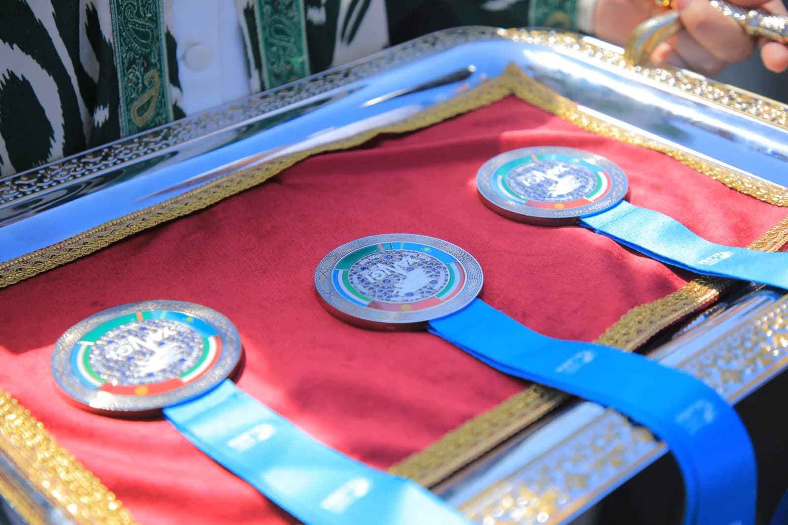 patnisda medallar ushlab turgan odam