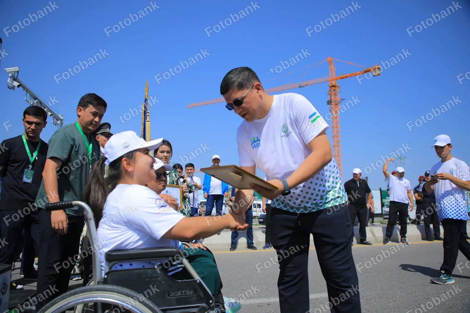 Erkak ayolga mukofot topshiradi