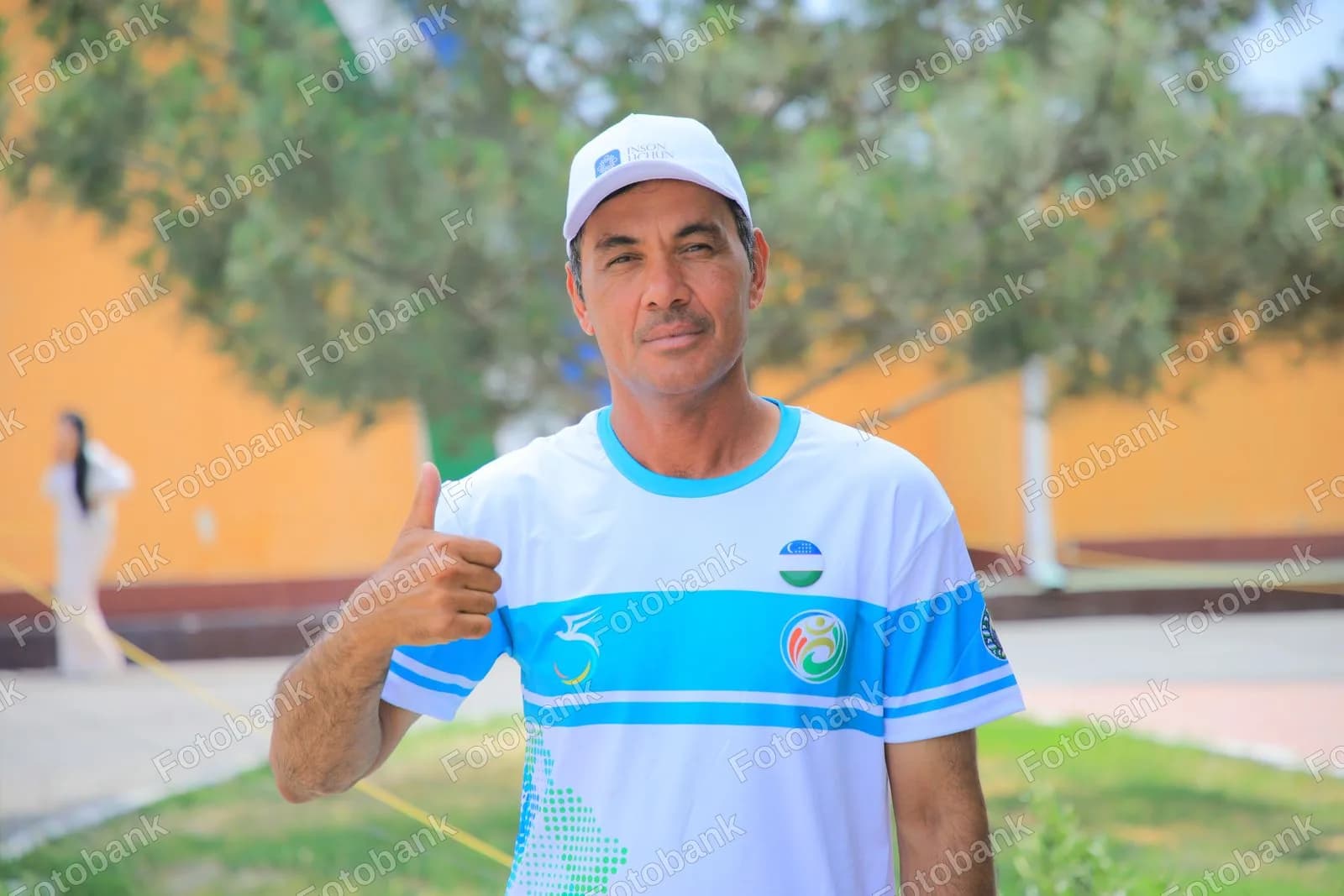 Erkak kishi bosh barmogʻini tepaga koʻtarmoqda