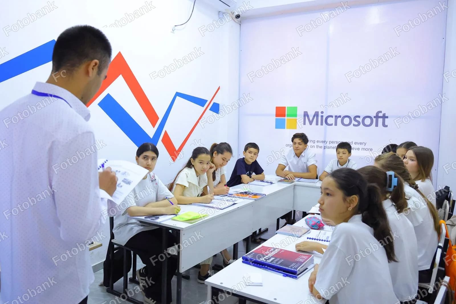 Talabalar xonada darsda ishtirok etishmoqda