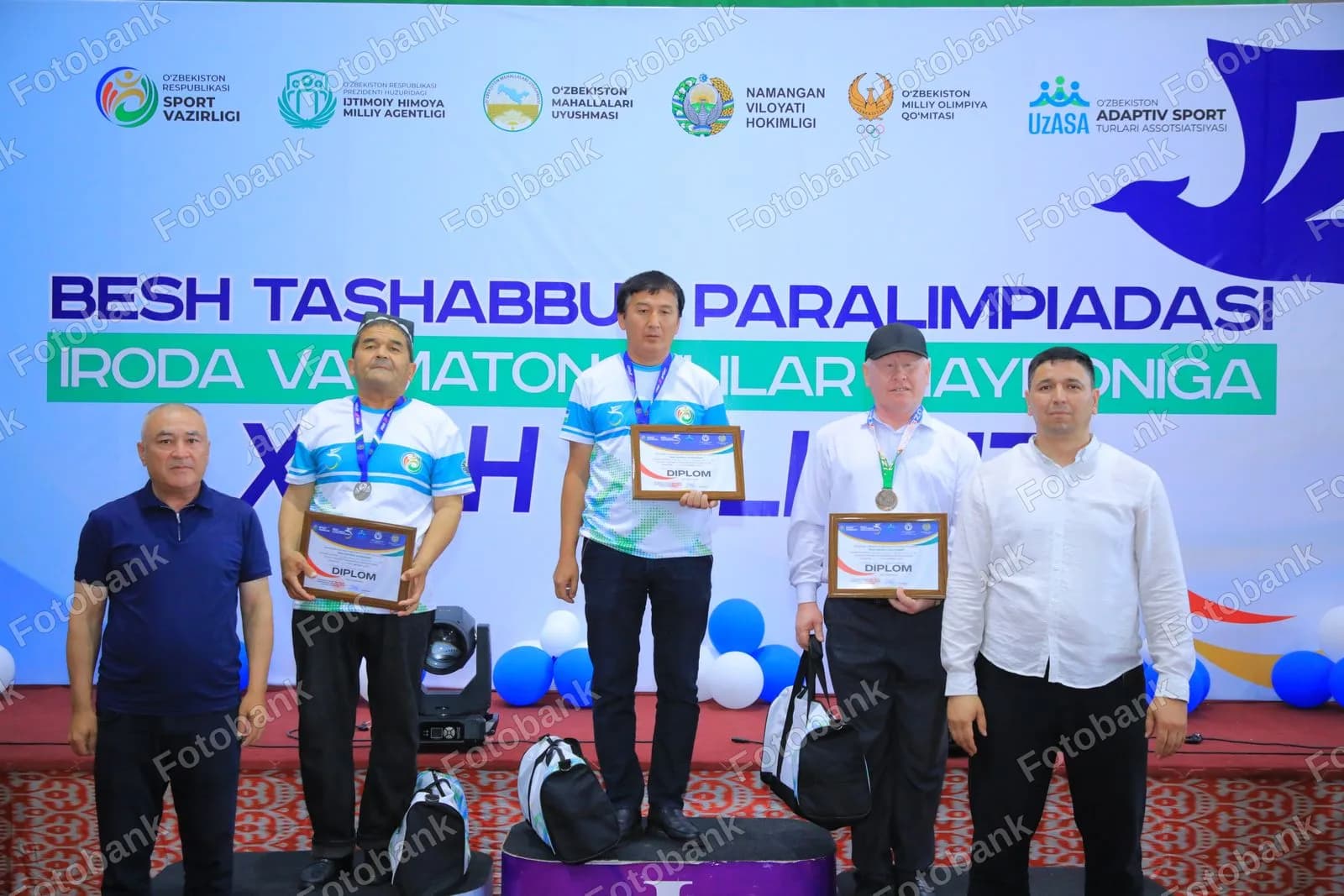 Sportchilar marosimda mukofotlarni qabul qilmoqda