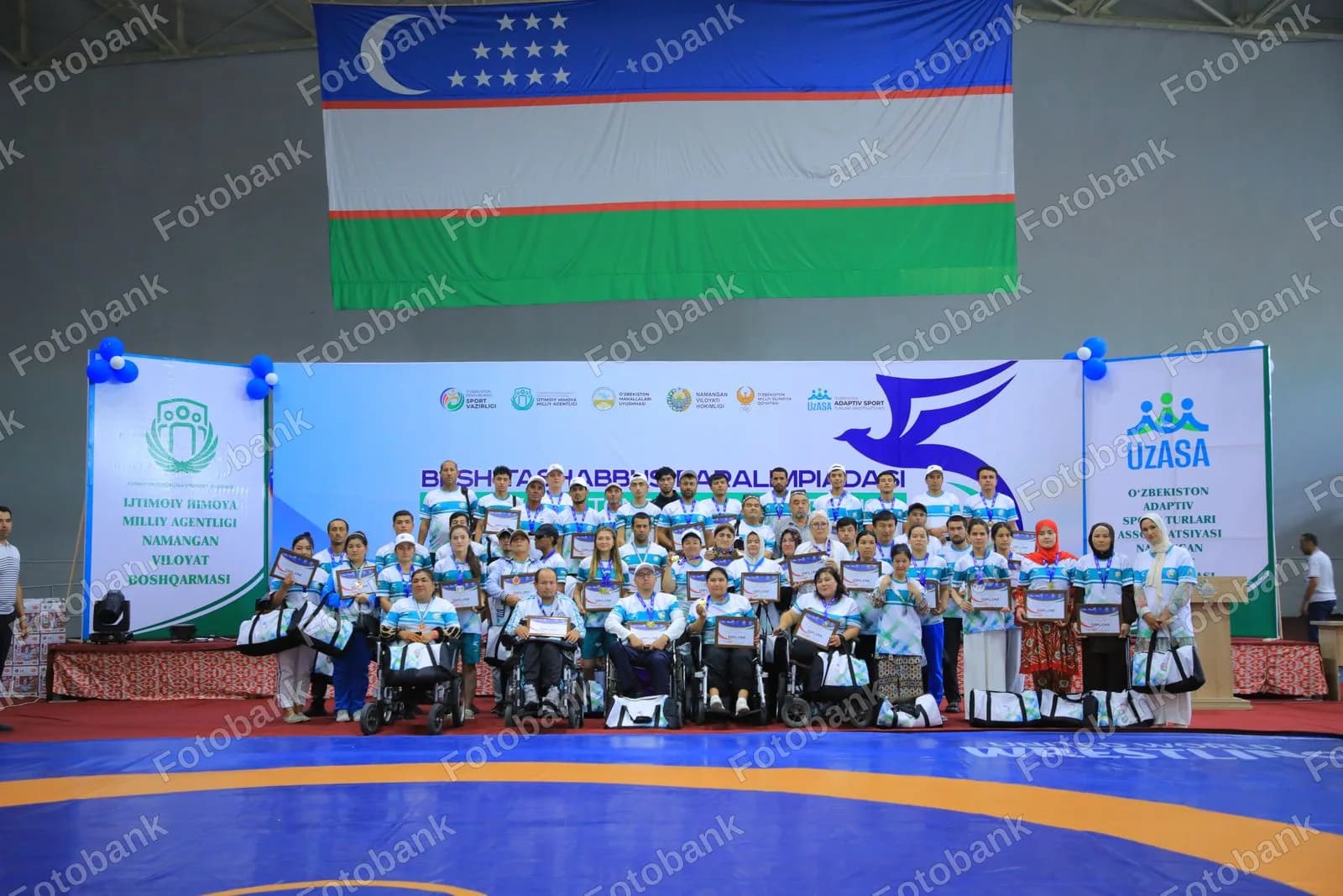 Sportchilar jamoaviy suratga tushmoqda