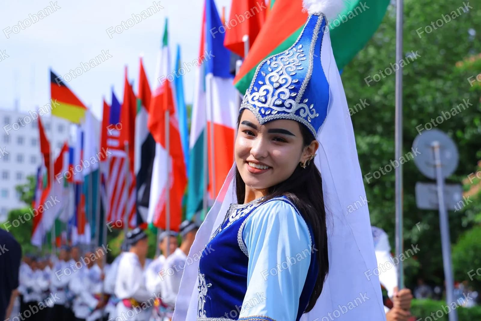 Anʼanaviy kiyim kiygan yosh ayol