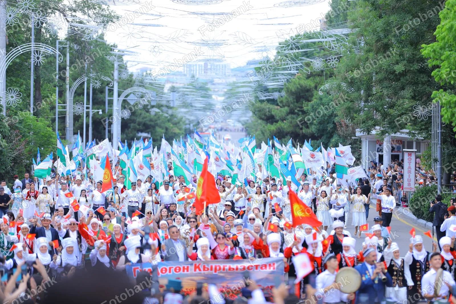 Odamlar davlat bayroqlarini koʻtarib yurishadi