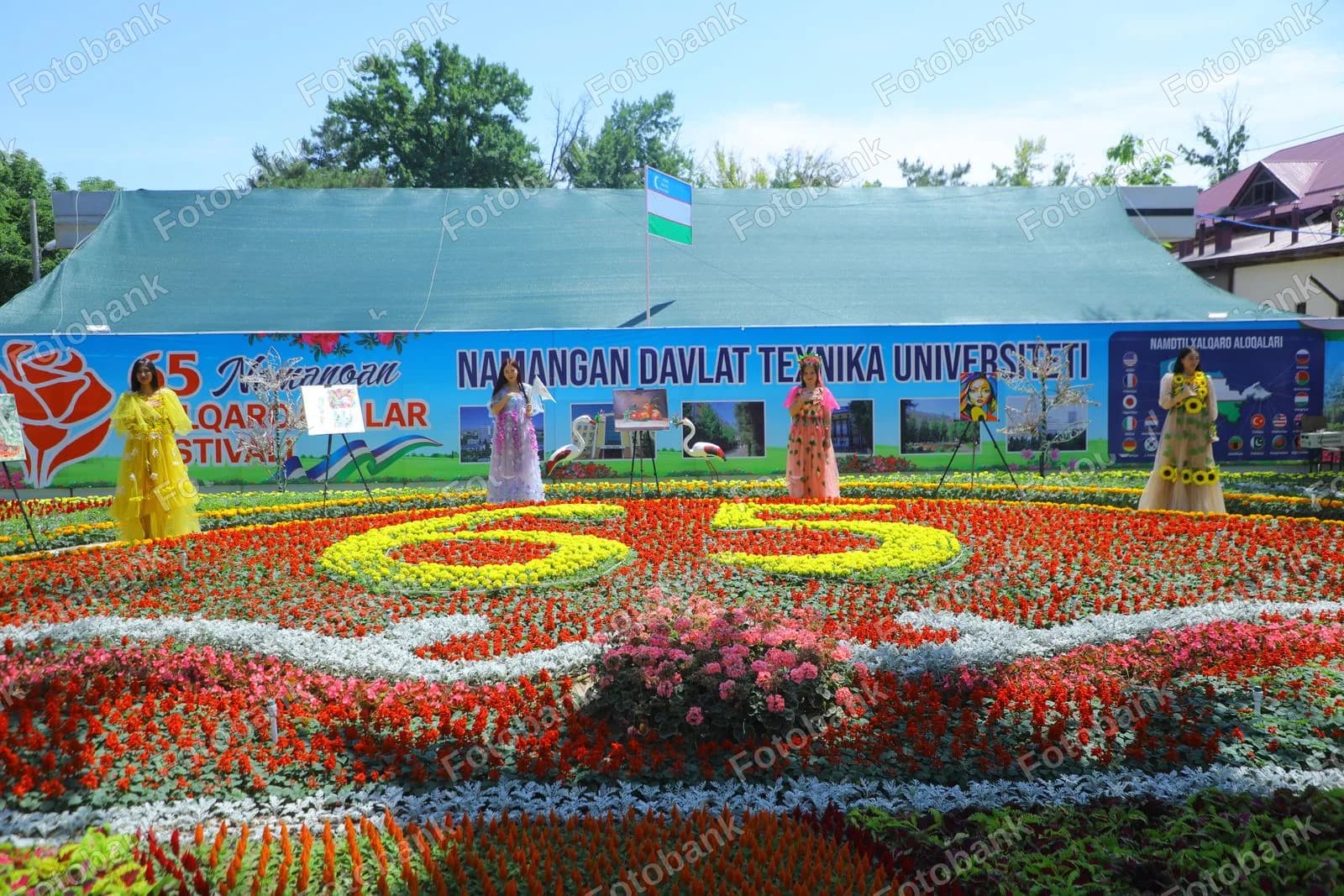 Gullar festivalida suratga tushayotgan talabalar