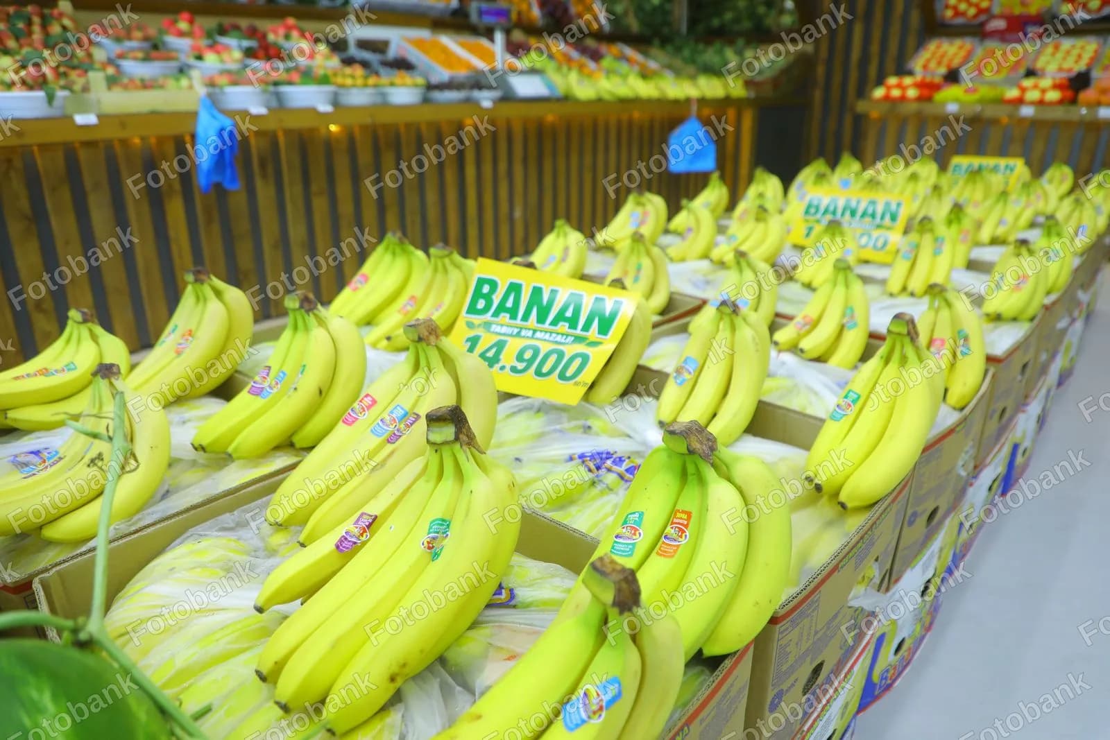 Supermarketda yangi bananlar namoyish etilmoqda