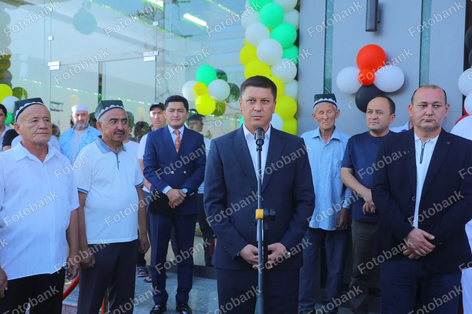 Erkak ommaviy ochilish marosimida nutq soʻzlamoqda