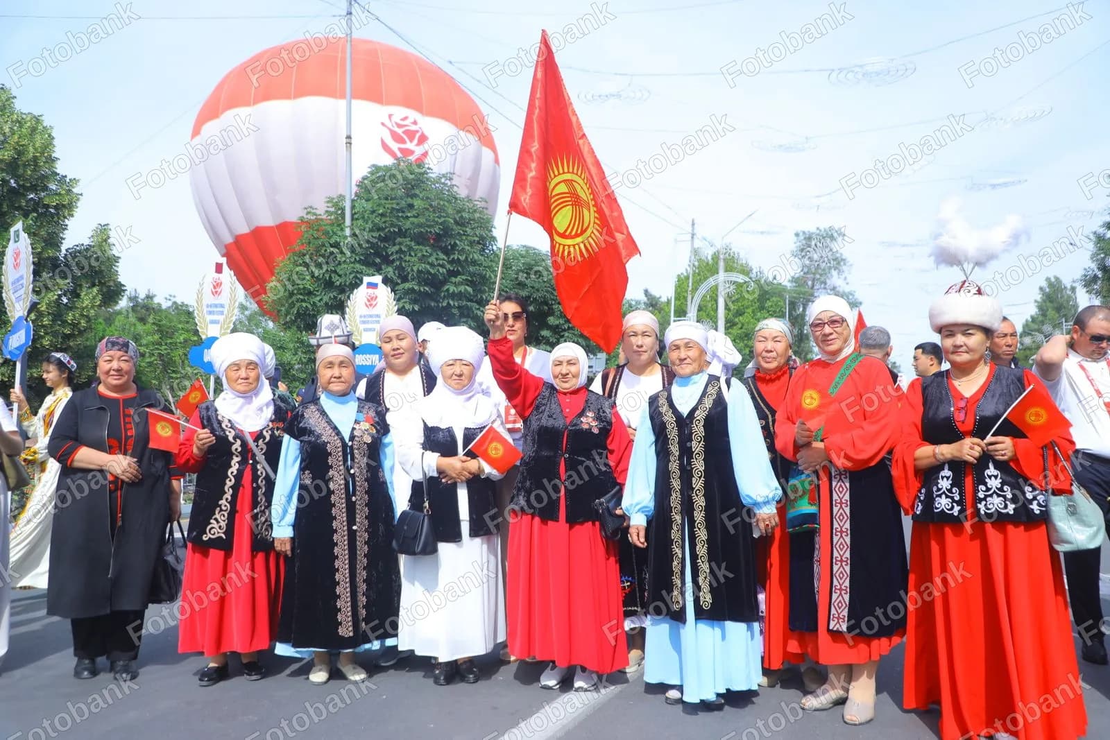 Ayollar ochiq havodagi festivalda bayram qilishmoqda