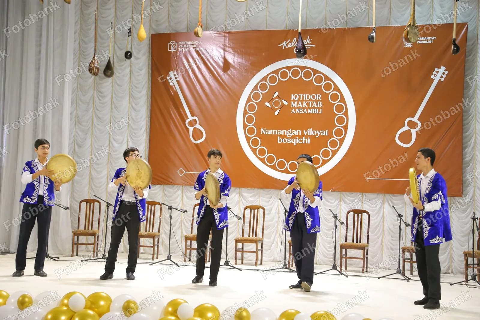 Talabalar anʼanaviy musiqa ansamblini ijro etadilar.