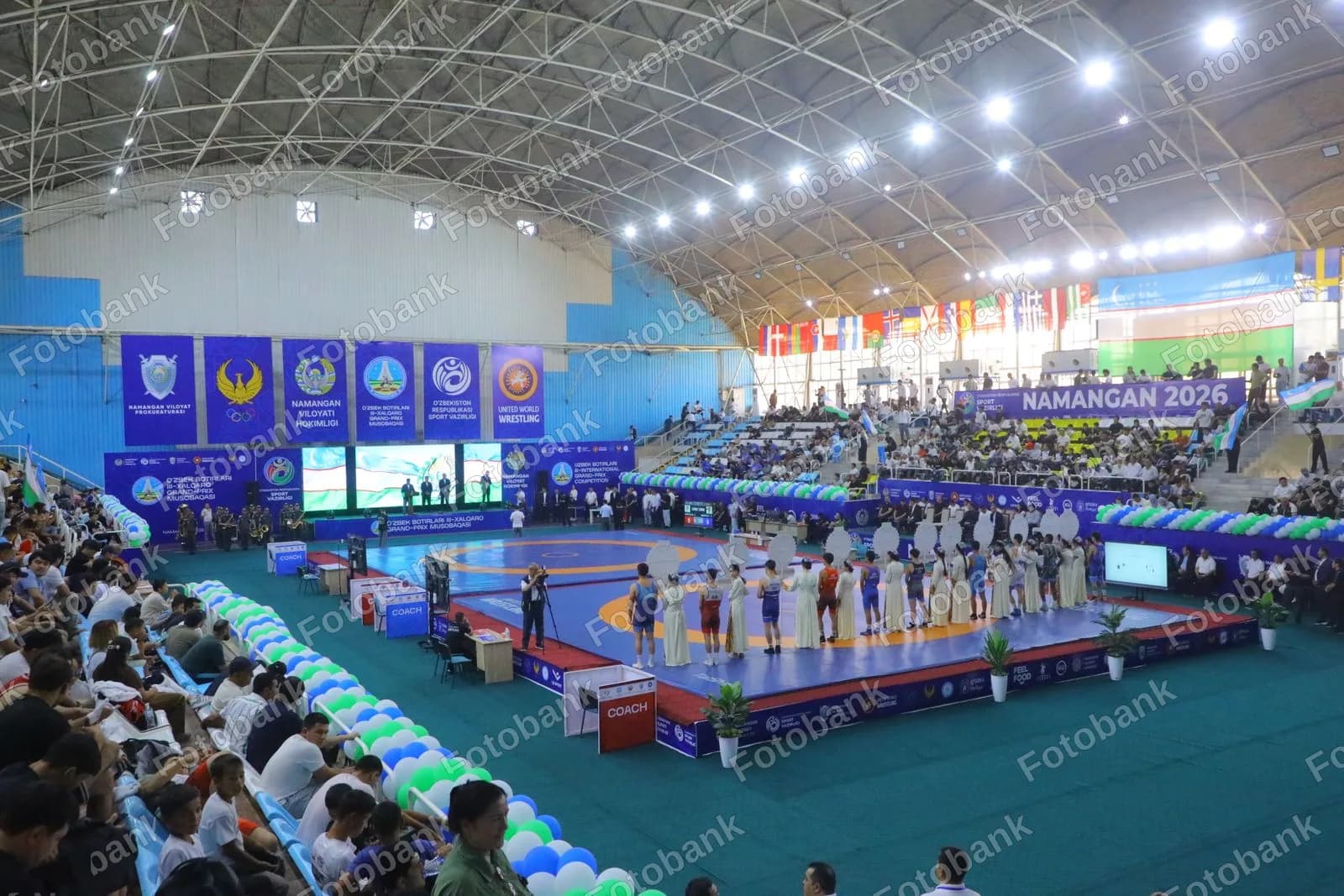 Sportchilar kurash musobaqasi uchun yigʻiladilar