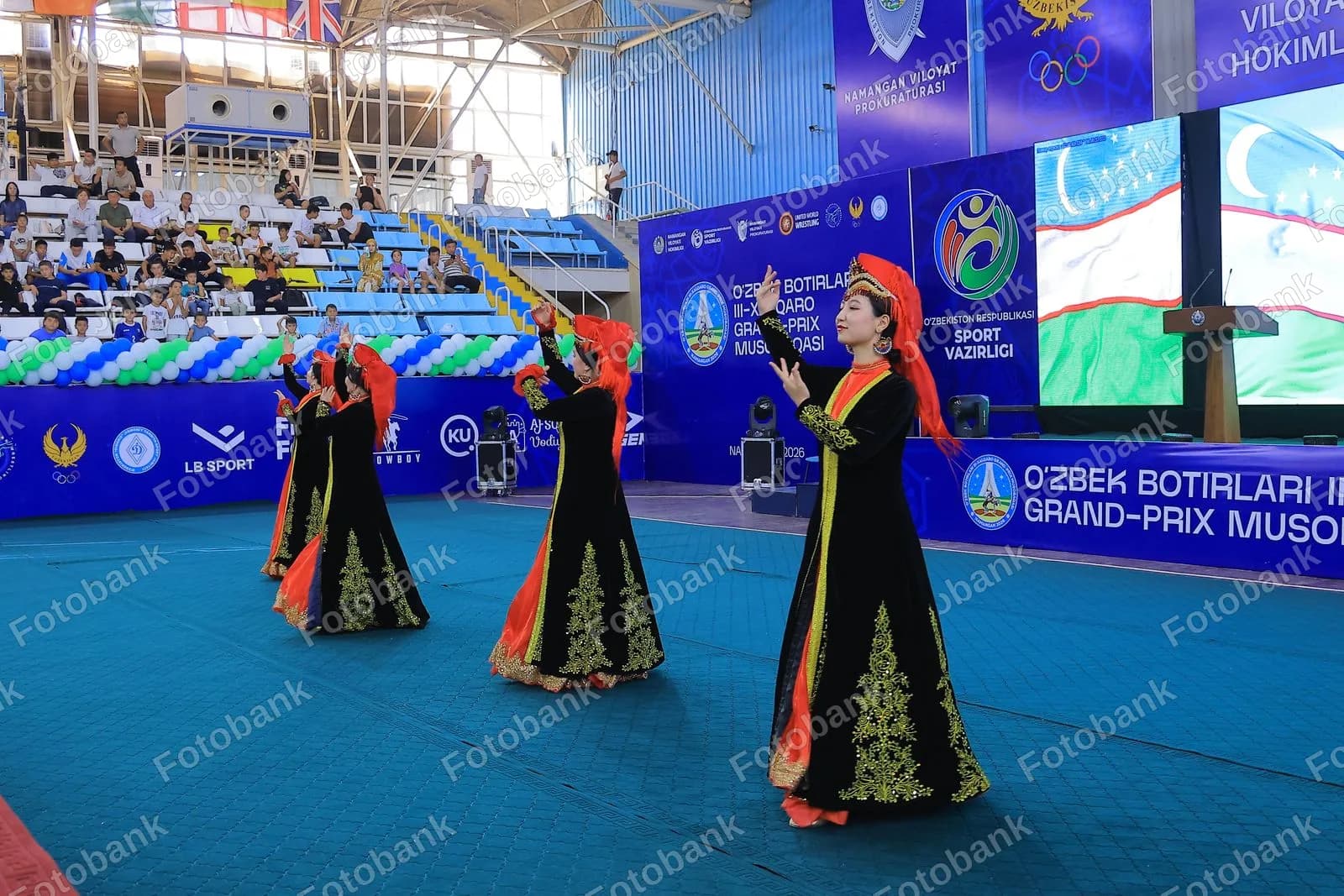 Raqqosalar anʼanaviy liboslarda chiqish qilishadi.