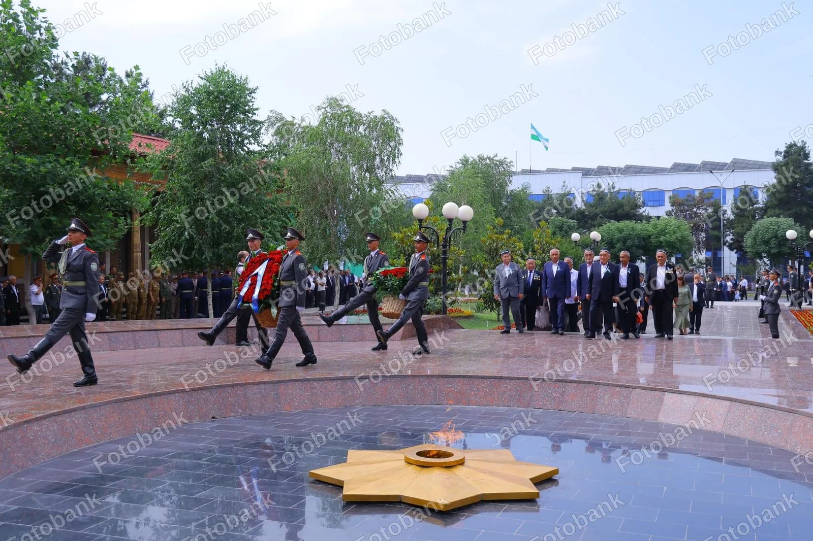 Faxriy qorovul gulchambarlar koʻtarib bormoqda