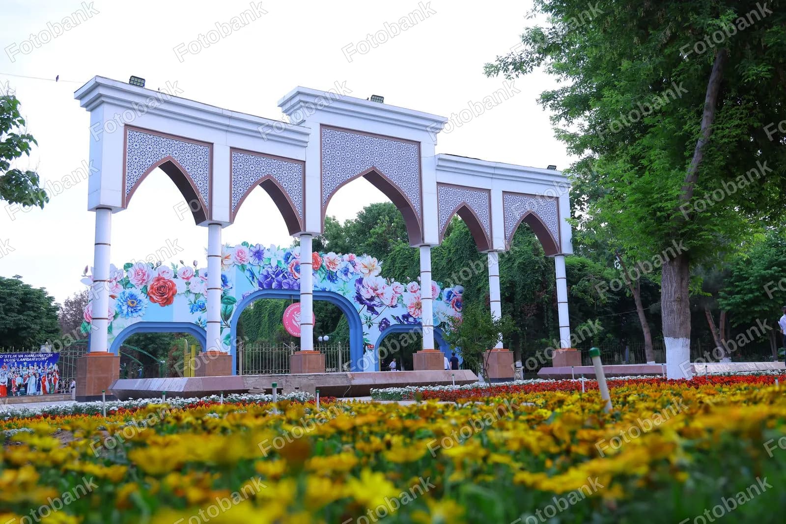 Tashrif buyuruvchilar gulli ravoq boʻylab yuradilar