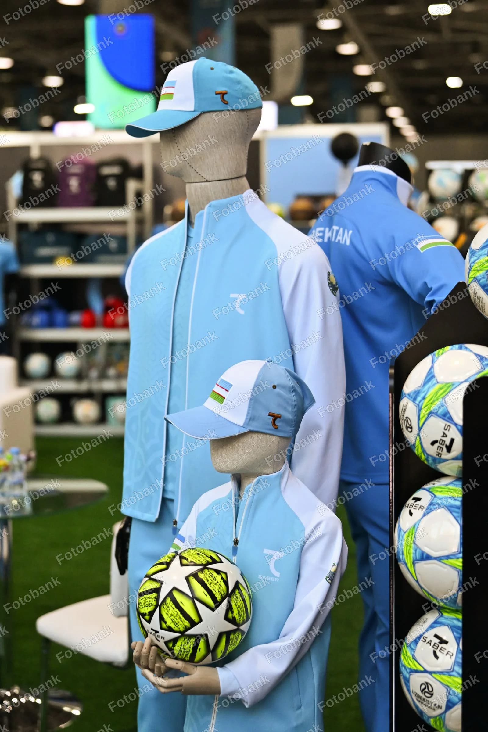 Manekenlar milliy sport kiyimlarini namoyish etmoqda