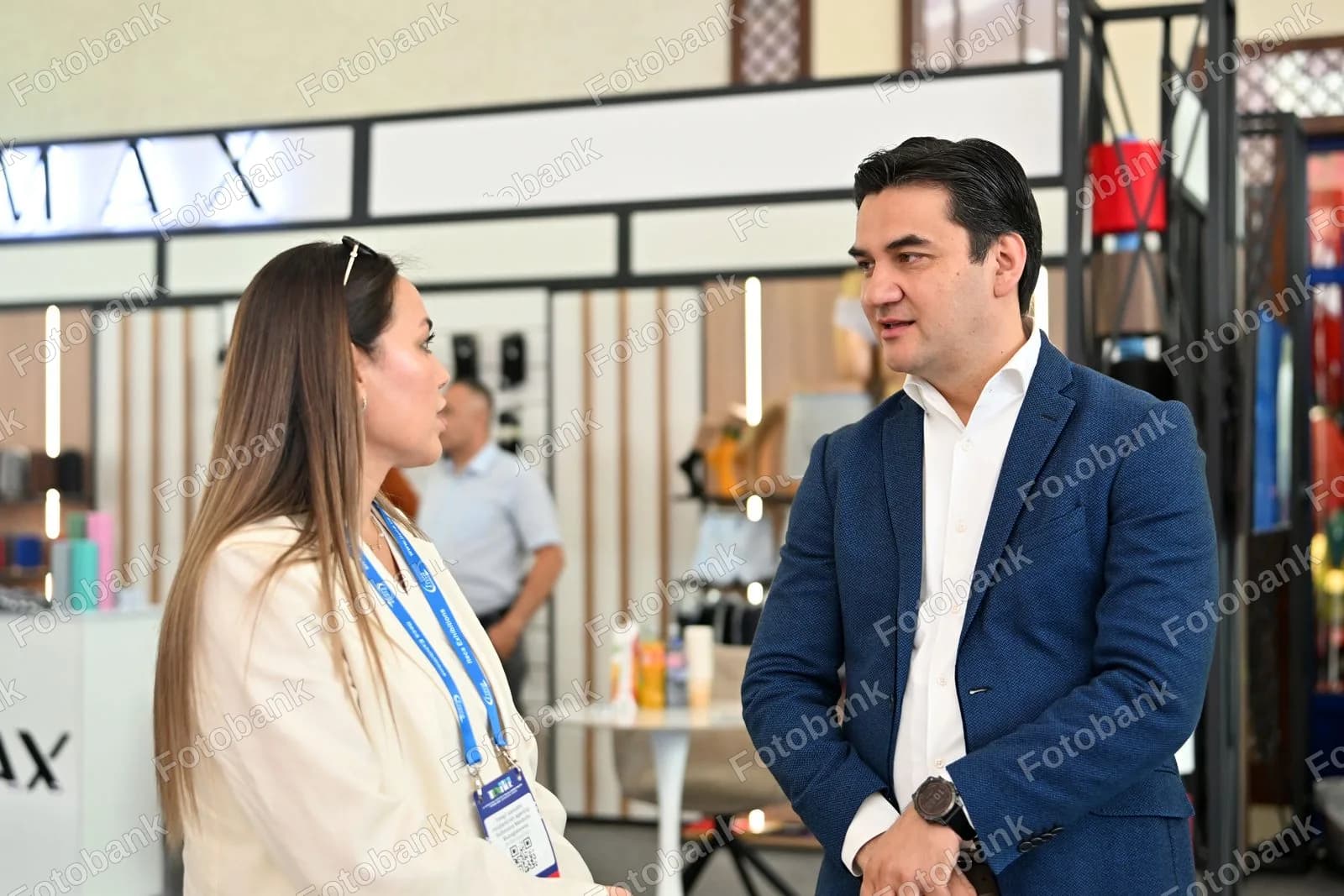 Savdo koʻrgazmasida muhokama qilayotgan mutaxassislar