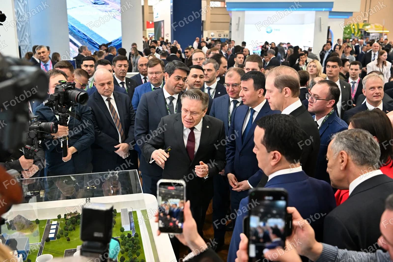 Delegatlar sanoat loyihasi modelini koʻrib chiqadilar.