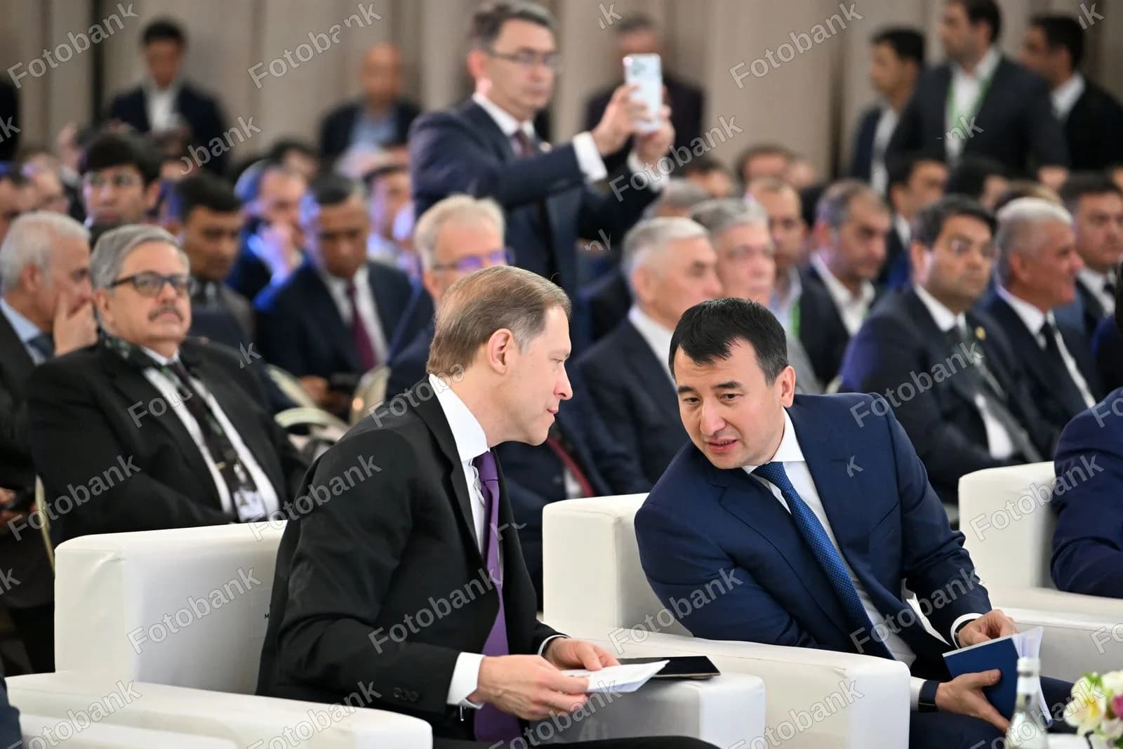 Delegatlar rasmiy konferensiya davomida muhokama qiladilar