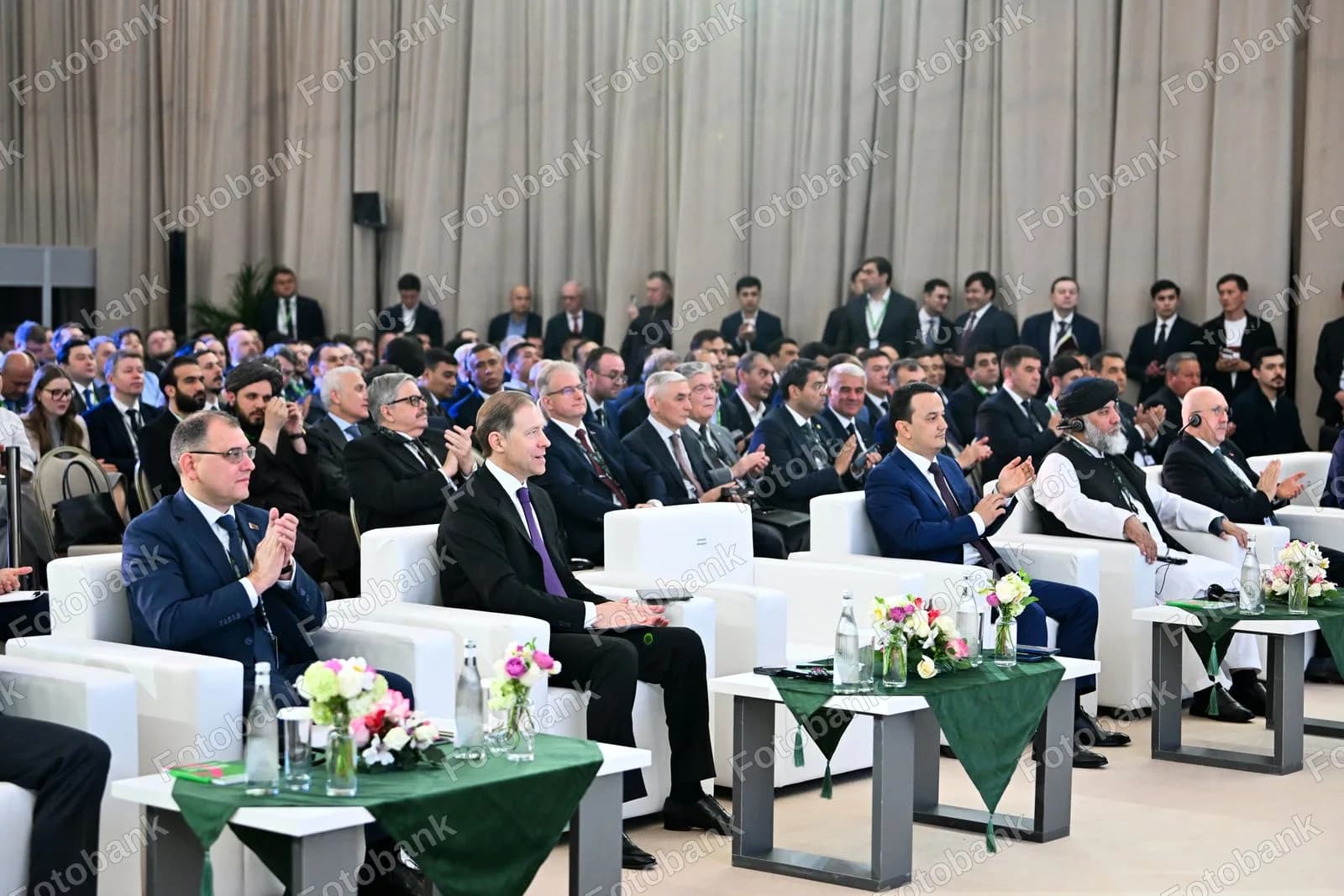 Delegatlar rasmiy konferensiyada ishtirok etishmoqda