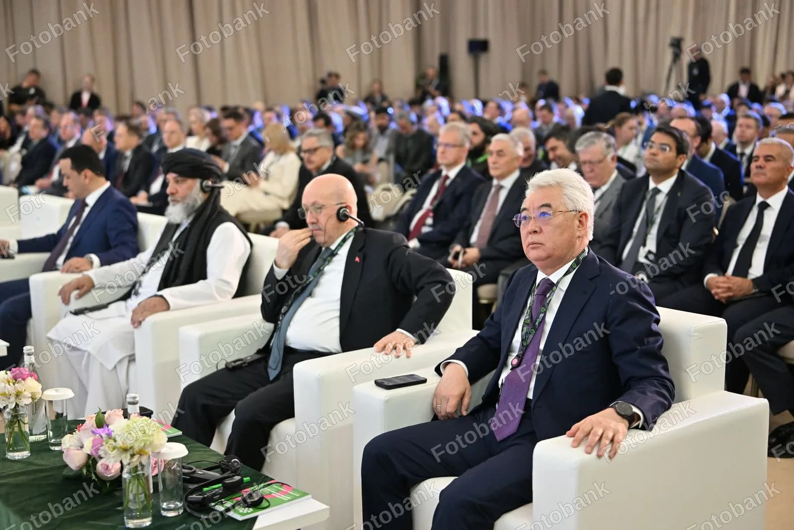 Delegatlar rasmiy konferensiyada ishtirok etishmoqda