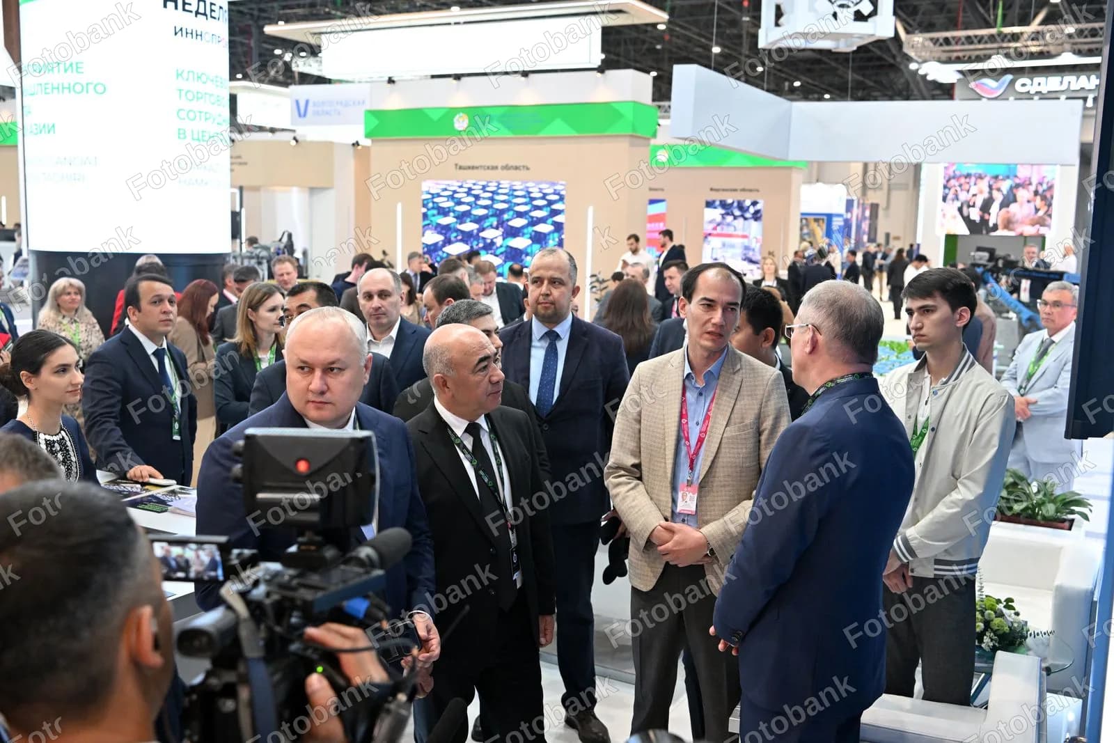 Delegatlar sanoat savdo koʻrgazmasida qatnashadilar