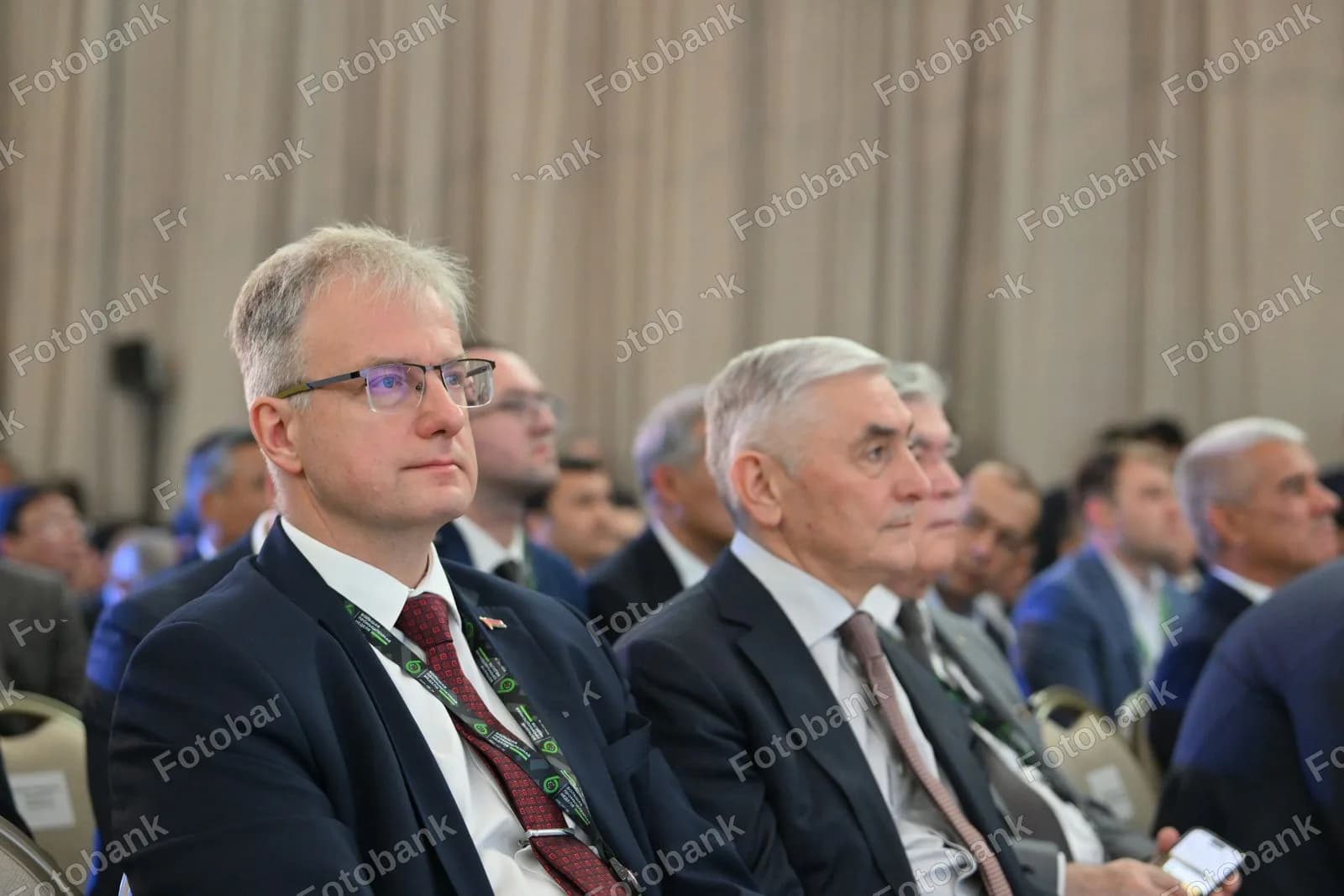 Rasmiy konferensiyada ishtirok etayotgan delegatlar