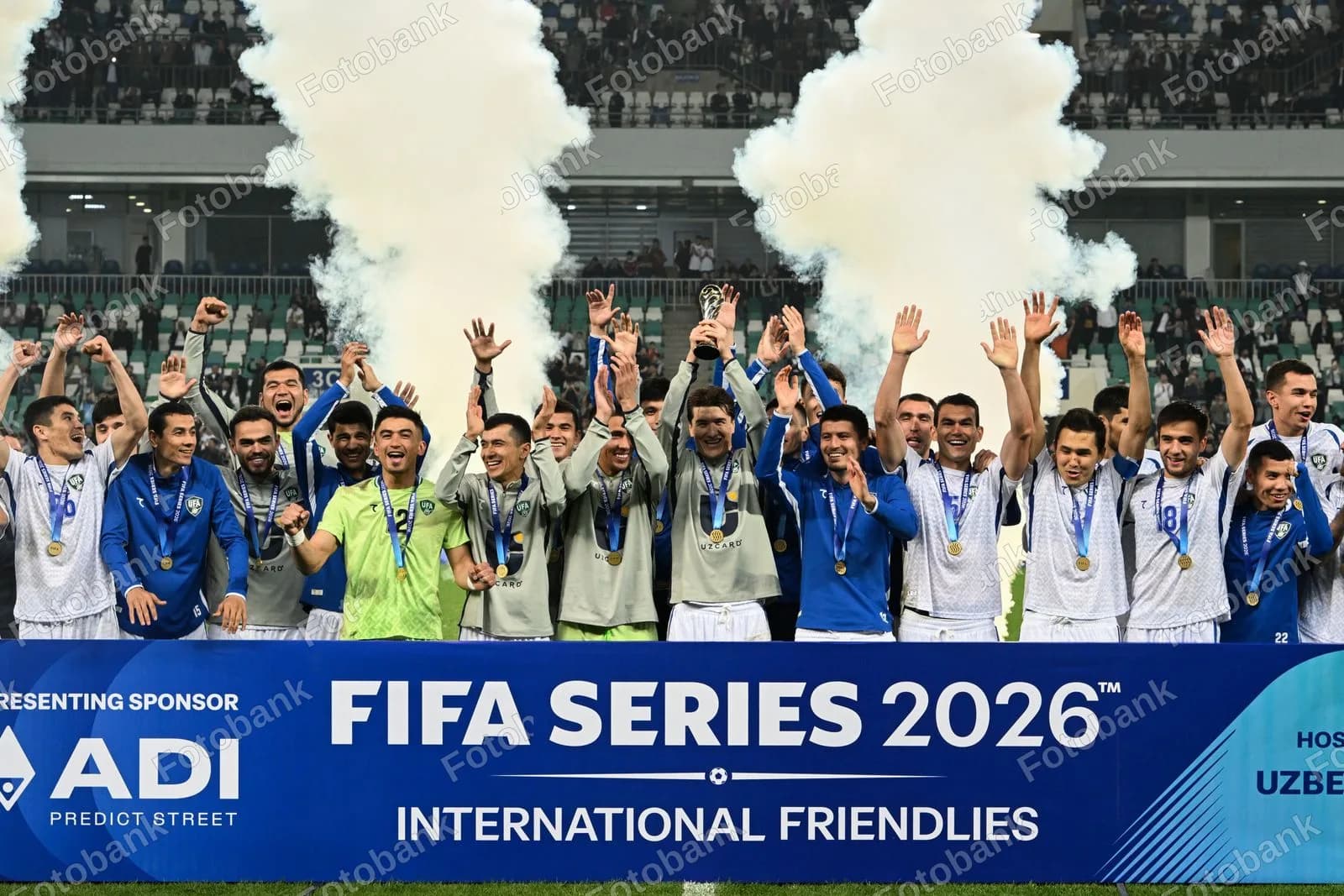 Futbolchilar turnir gʻalabasini nishonlamoqda