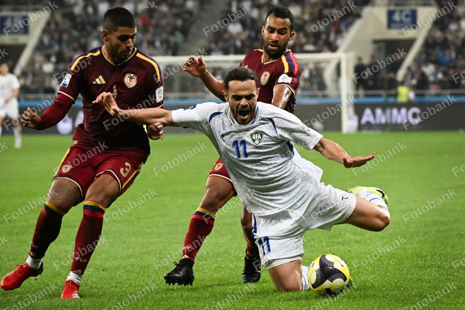 futbol toʻpi uchun kurashayotgan oʻyinchilar