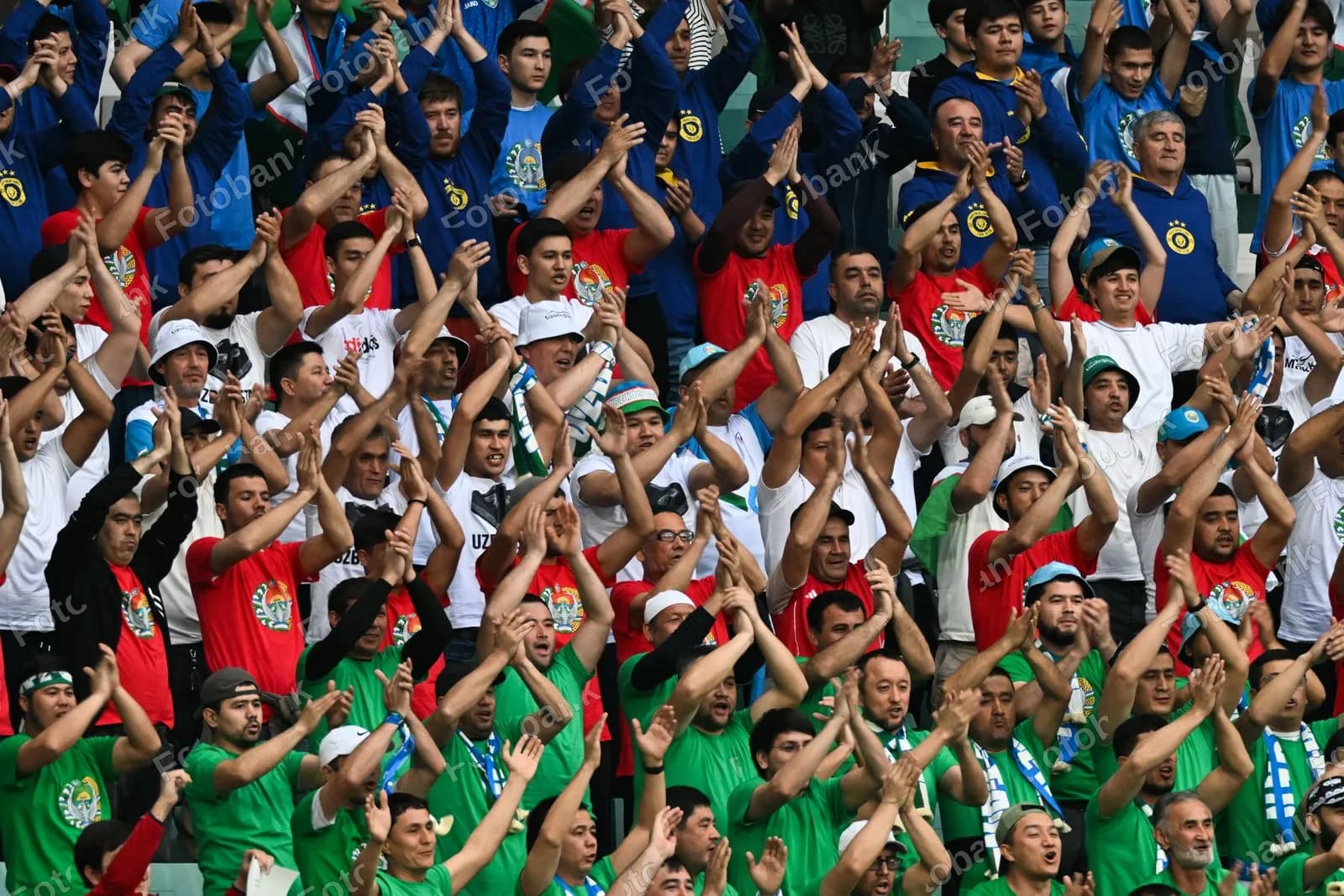 Futbol stadionida muxlislar olqishlamoqda