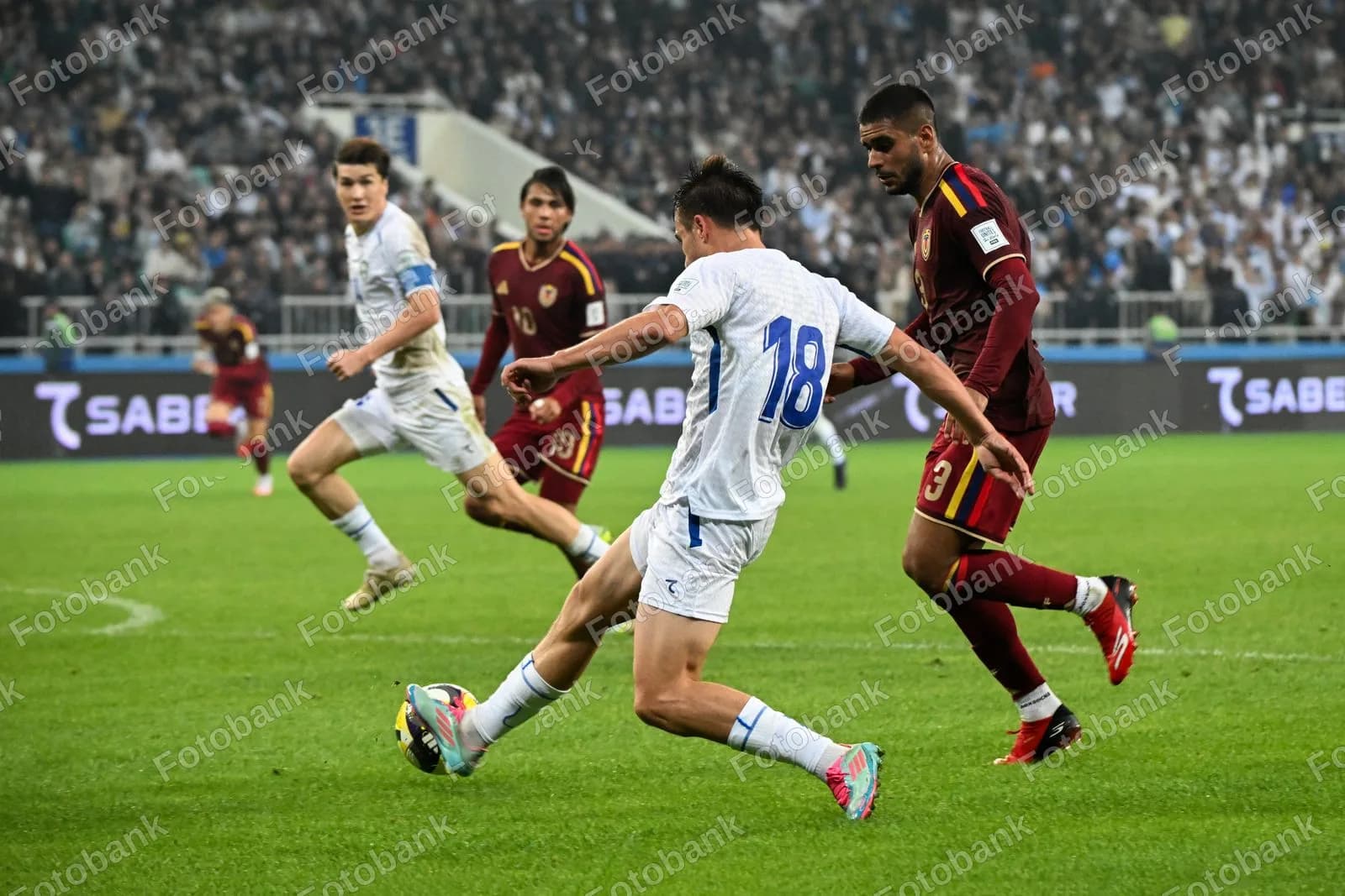 Futbol toʻpi uchun kurashayotgan oʻyinchilar