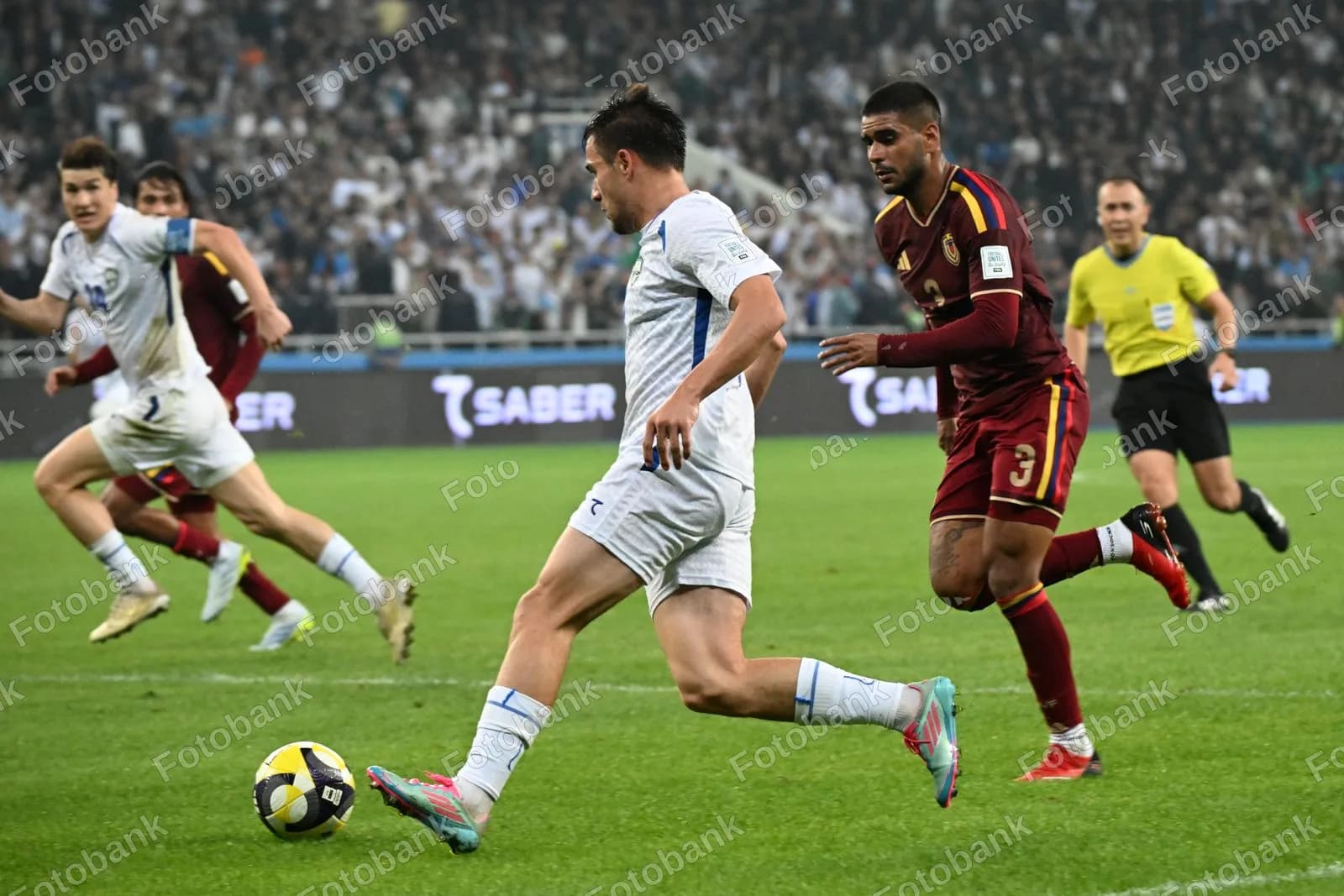 Futbol toʻpi uchun kurashayotgan oʻyinchilar