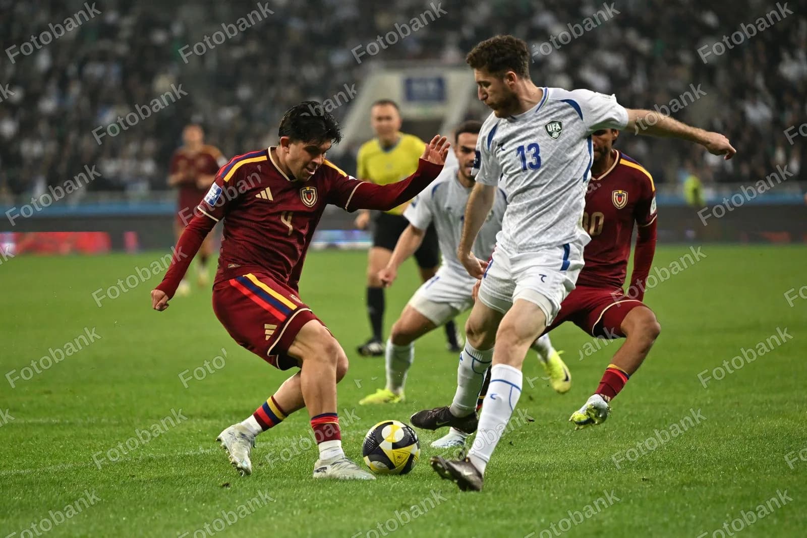 Futbolchilar futbol toʻpi uchun musobaqalashadilar.