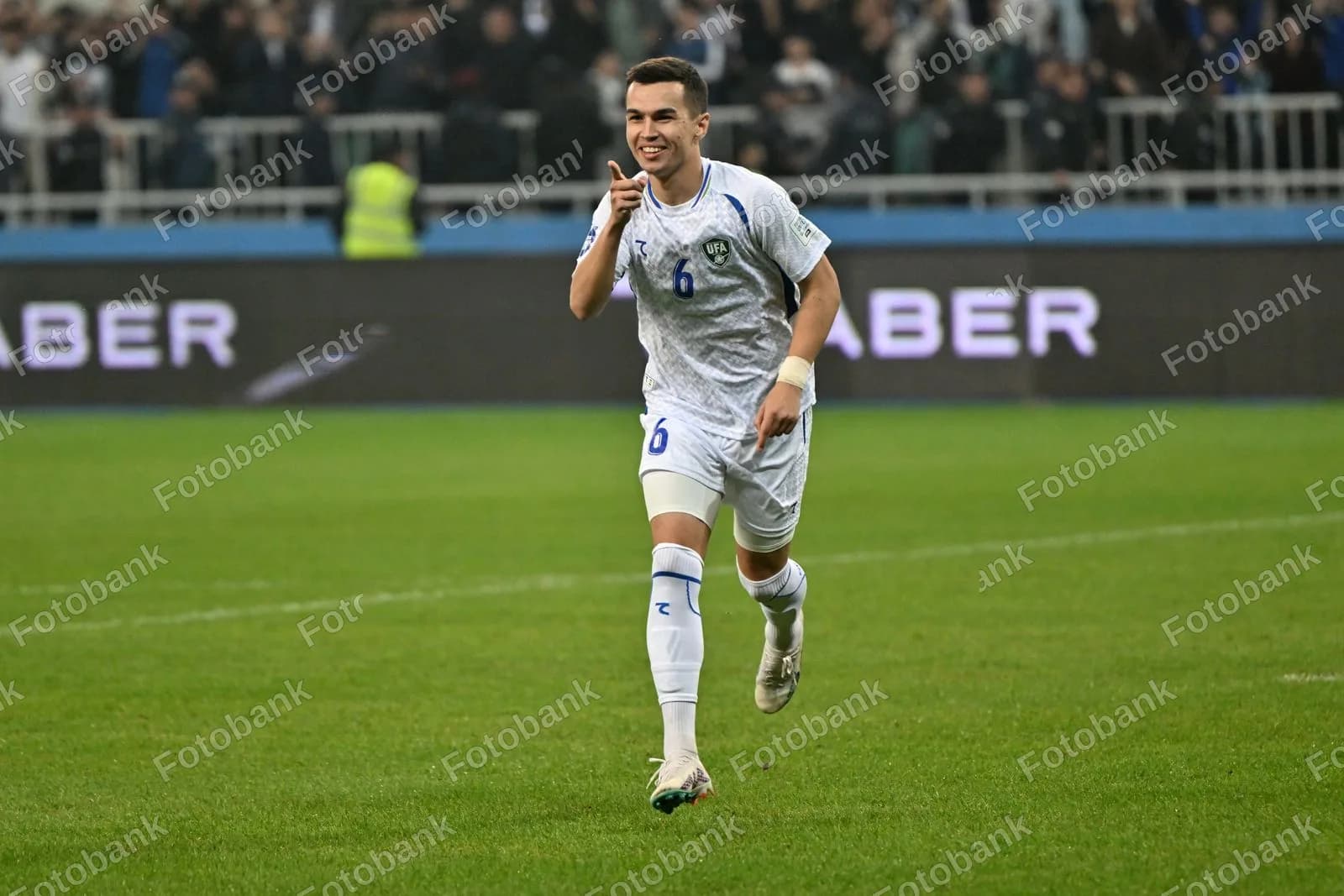 Futbolchi gol urganini nishonlamoqda