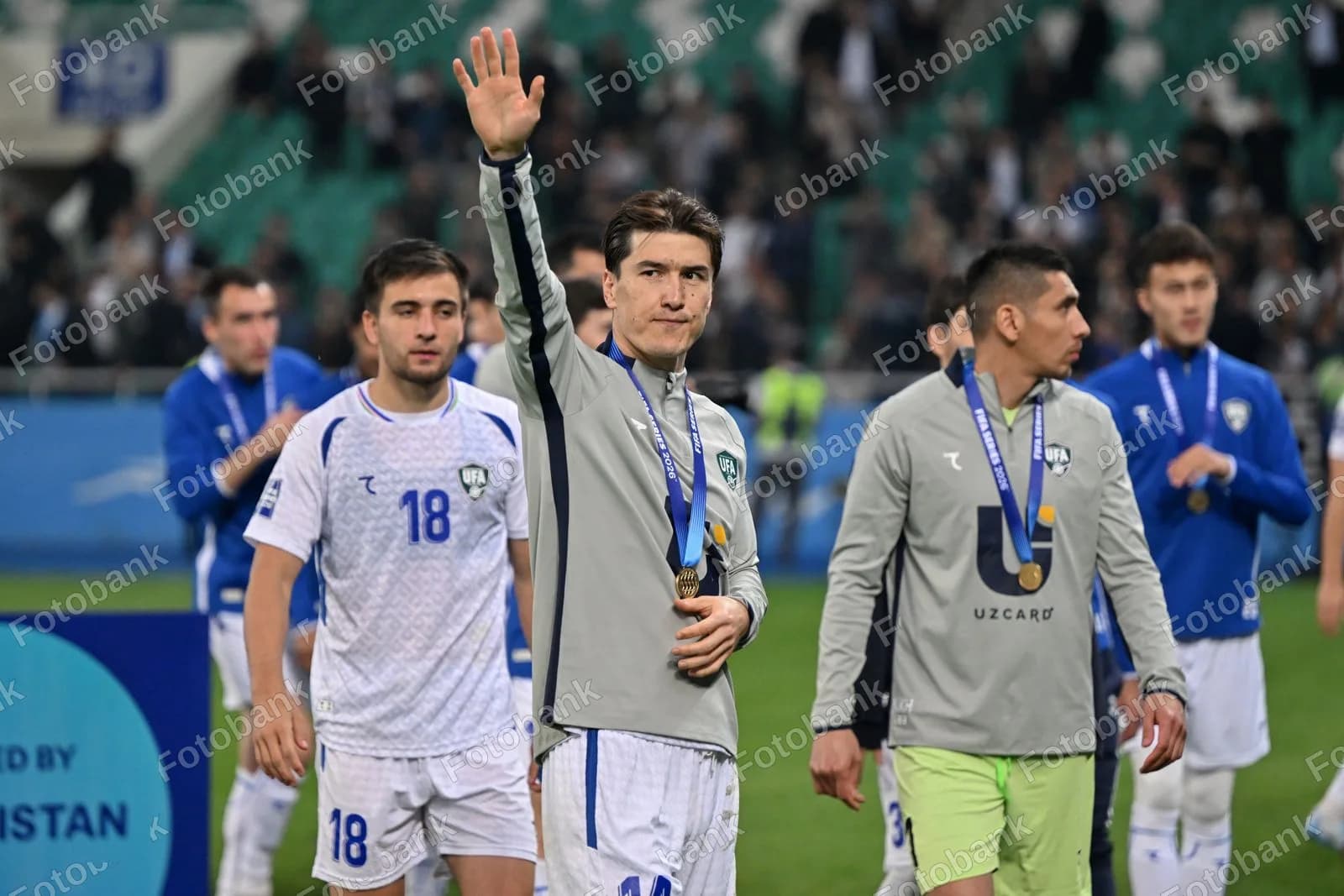 Futbolchi olomonga qoʻl silkitmoqda