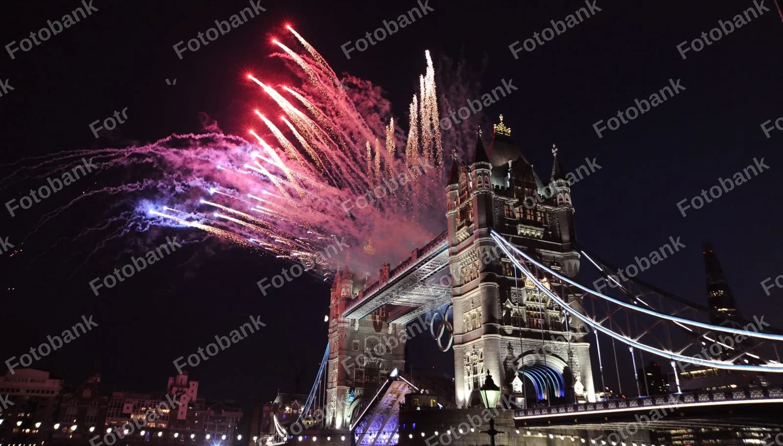 Mushaklar London Tauer koʻprigini yoritmoqda
