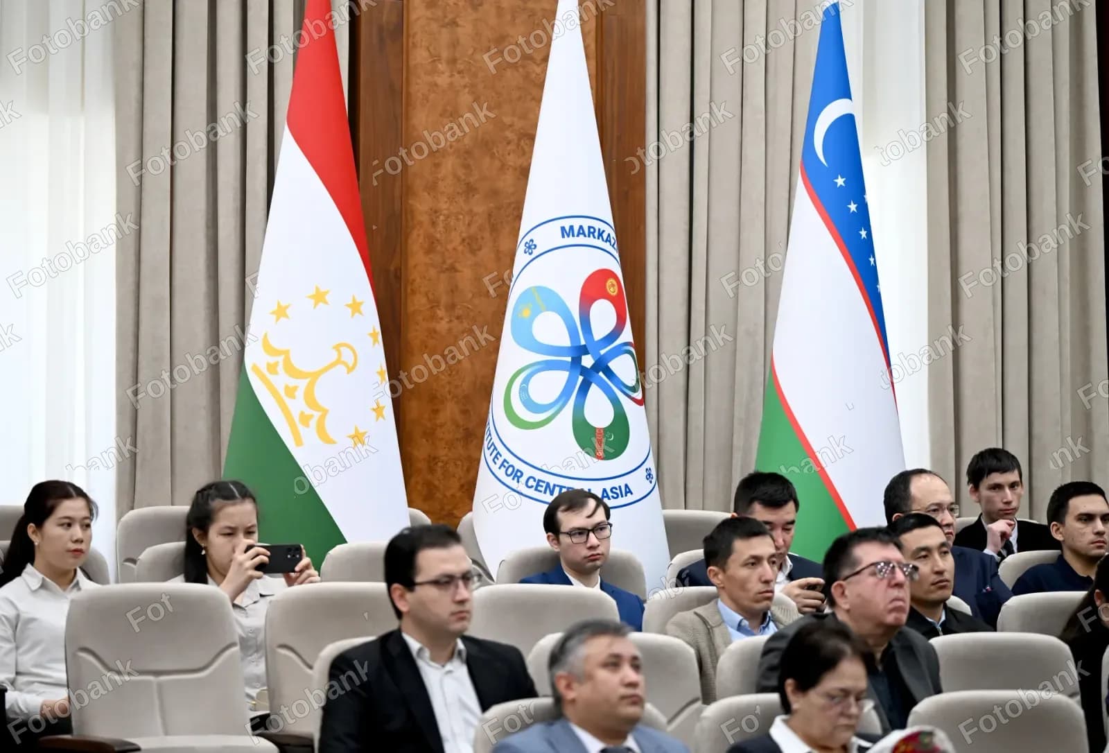 Xalqaro konferensiya sessiyasida qatnashuvchi delegatlar