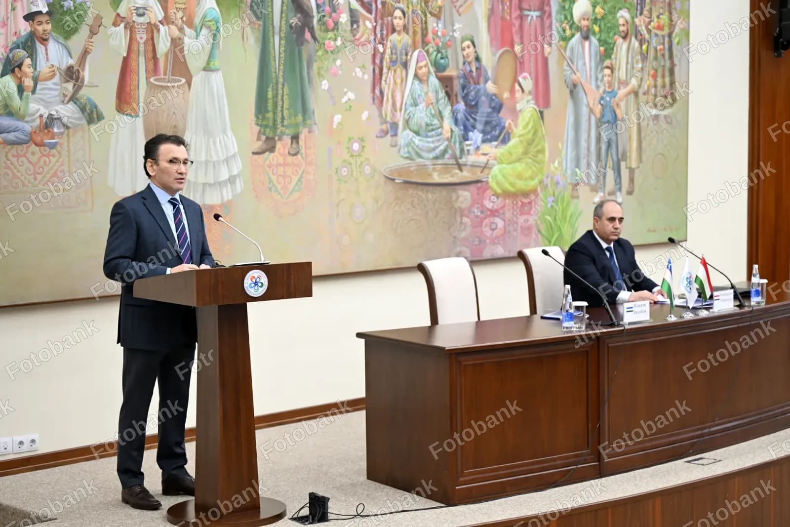 Rasmiy shaxs yigʻilish davomida minbarda nutq soʻzlaydi