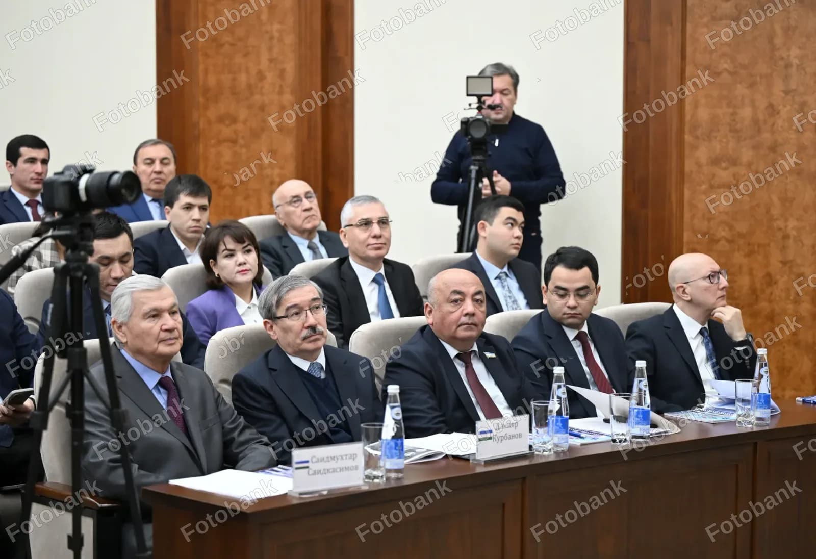 Delegatlar rasmiy yigʻilishda ishtirok etishmoqda
