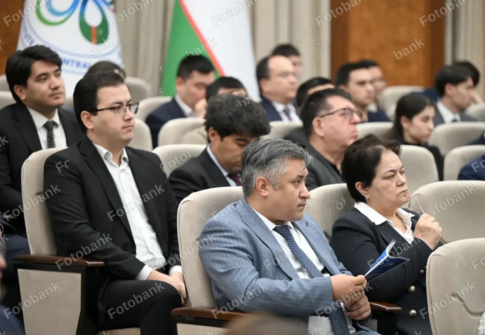 Rasmiy konferensiyada ishtirok etayotgan mutaxassislar