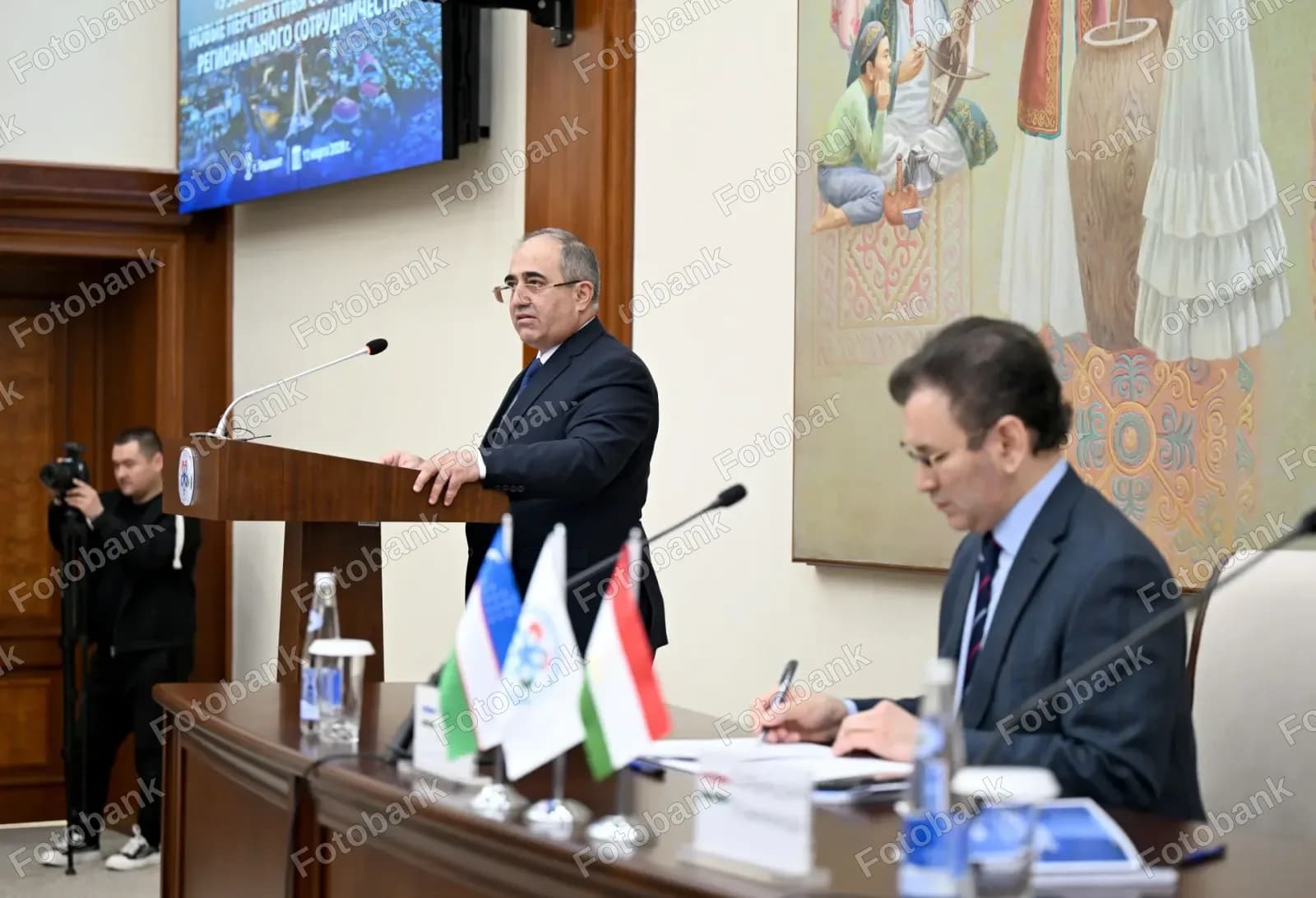 Rasmiy shaxs konferensiyada nutq soʻzlaydi