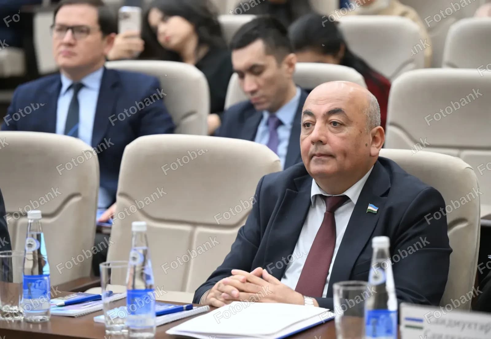 Erkak rasmiy yigʻilishda ishtirok etmoqda
