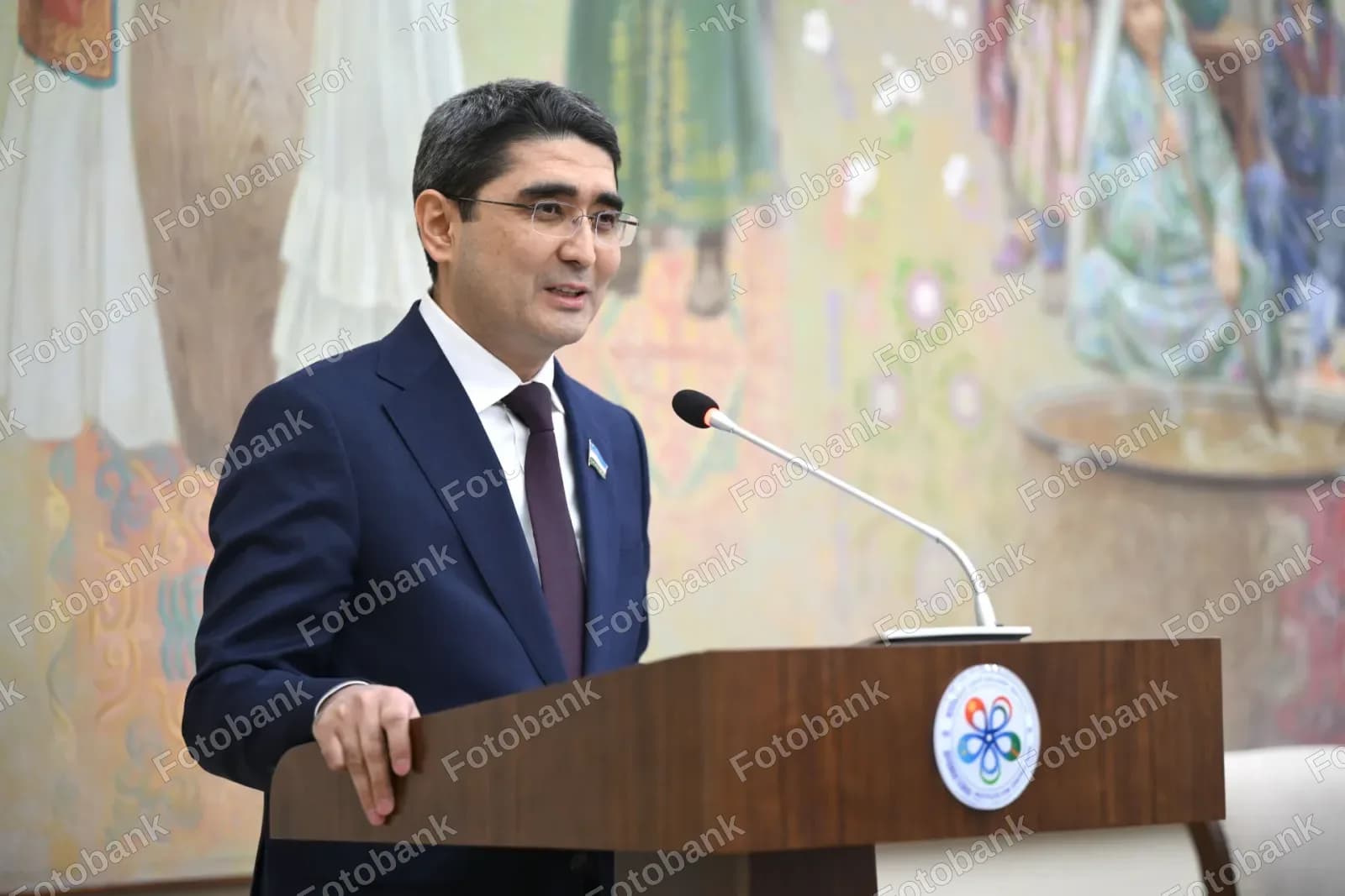yogʻoch minbarda gapirayotgan erkak