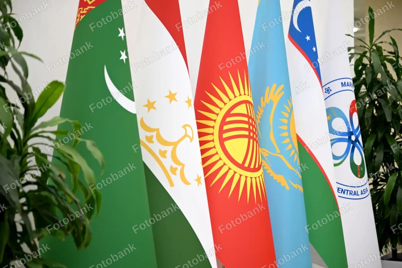 Markaziy Osiyo davlat bayroqlari oʻrnatilgan