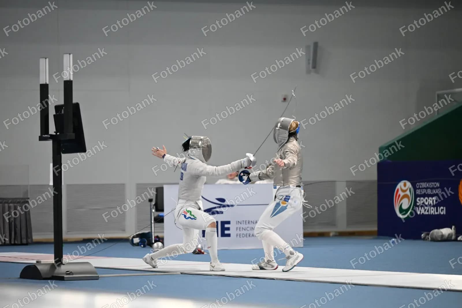 Qilichbozlik boʻyicha bellashayotgan ikki sportchi