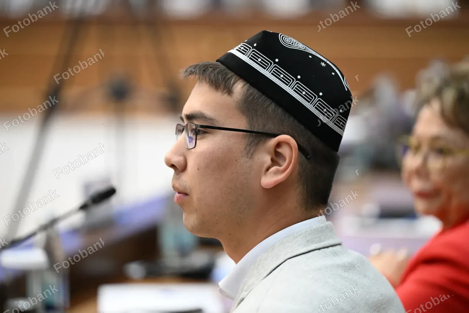 Anʼanaviy doʻppi kiygan yosh yigit
